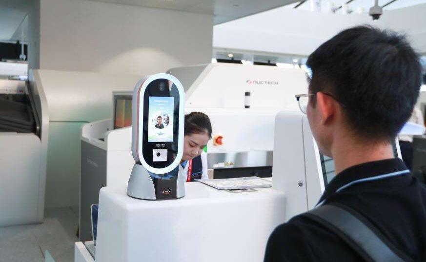 三亞鳳凰國(guó)際機(jī)場(chǎng)啟用人臉識(shí)別自助登記系統(tǒng)